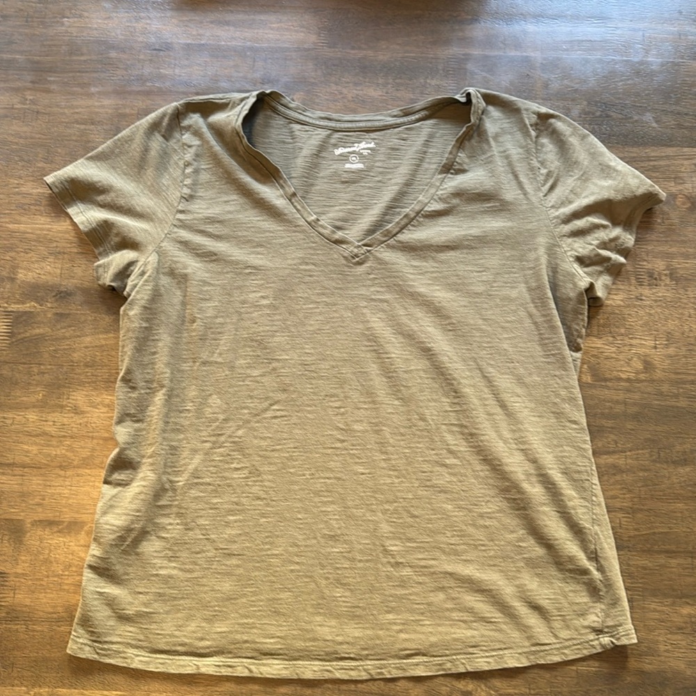 V-neck t-shirt